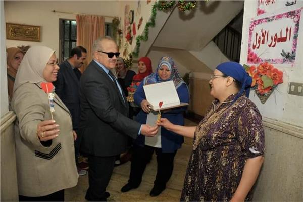 رئيس جامعة القاهرة يهنئ المرأة المصرية