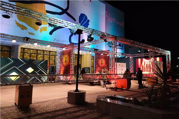 التجهيزات النهائية لحفل افتتاح مهرجان الإسماعيلية للسينما التسجيلية بحضور وزيرة الثقافة