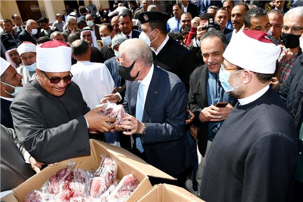 وزير الأوقاف ومحافظ جنوب سيناء يشهدان توزيع 2 طن لحوم إطعام