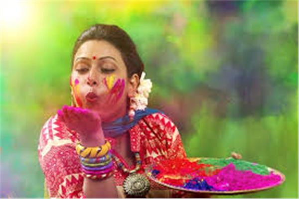 الآف الهنود يحتفلون بمهرجان الألوان 