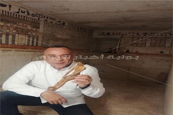 الأمين العام لمجلس الاعلي للاثار في  المقبرة "حينو"ضمن الكشف الأثري في سقارة