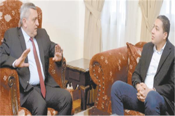 السفير هراتشيا بولاديان خلال حواره مع «الأخبار»