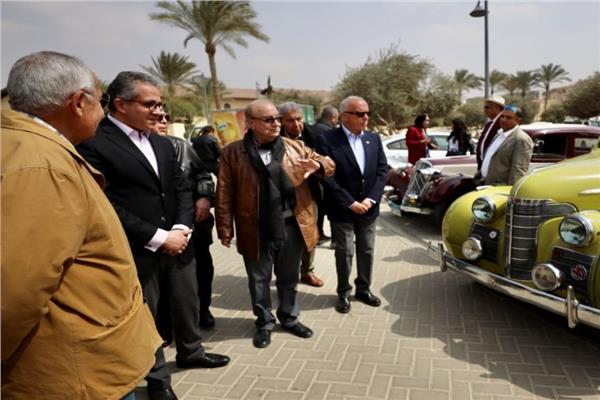 وزير السياحة والآثار يشارك في افتتاح فعاليات كرنفال السيارات التاريخية والكلاسيكية 