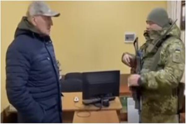 طرد ضابط أوكراني لسفير بيلاروسيا