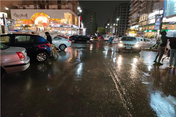 سقوط أمطار متوسطة على شوارع القاهرة   