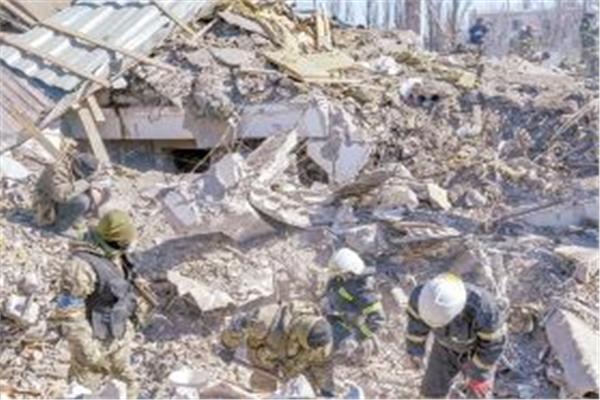 جنود وضباط أوكران يبحثون عن ناجين فى أحد المواقع التي تعرضت للقصف فى ميكولايف