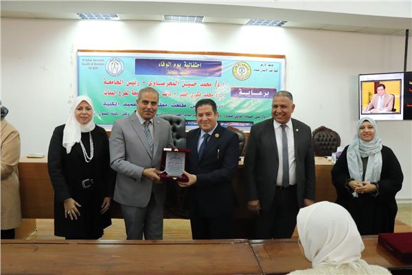 رئيس جامعة الأزهر يشهد تكريم القامات العلمية بكلية طب الأسنان بنات   