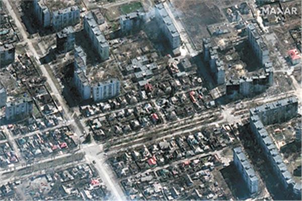 صورة بالأقمار الصناعية تُظهر مدرعات ودبابات روسية وسط مبان مدمرة فى مدينة ماريوبول 