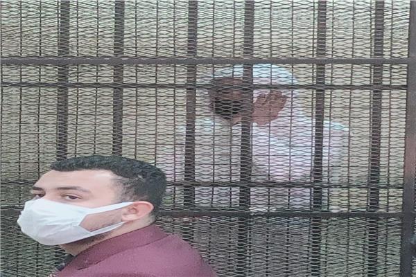 محمد الامين يخفى وجهة فى قفص الاتهام