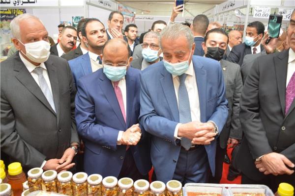 محافظ الجيزة سلع غذائية وتموينية بسعر مخفض خلال إفتتاح معرض أهلًا رمضان بفيصل