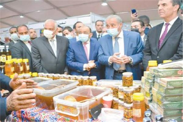  وزير التموين ومحافظ الجيزة أثناء افتتاح معرض أهلا رمضان
