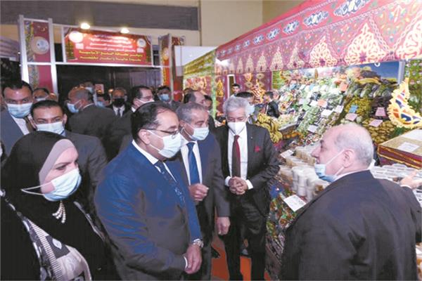رئيس الوزراء ووزير التموين أثناء افتتاح معرض أهلا رمضان