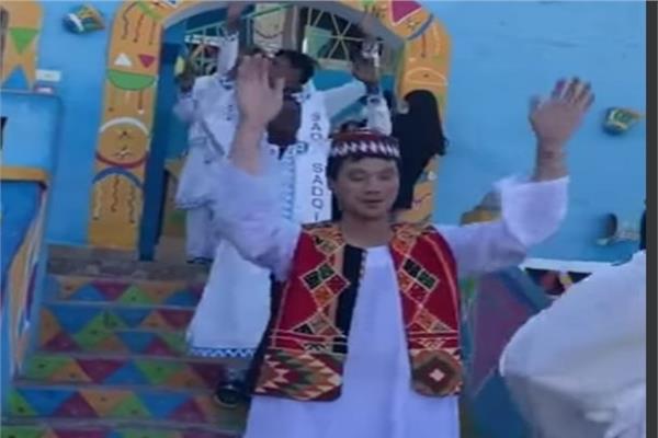 سفير كوريا يشارك الرقصات النوبية مع أهالي أسوان