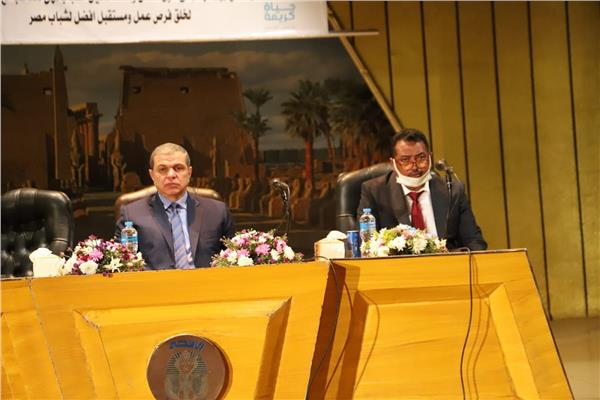 وزير القوى العاملة  ومحمد عبد القادر نائب محافظ الأقصر
