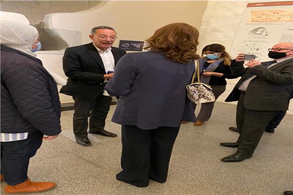 الدكتور أحمد فاروق غنيم أثناء جولة إرشادية داخل المتحف مع الزوار