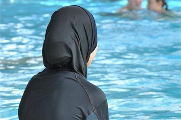 المفوضين توصي بعدم إختصاص المحاكم  بوقف قرار منع نزول المحجبات حمام السباحة