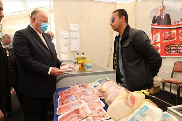  محافظ القاهرة يتفقد معارض ومنافذ السلع الغذائية
