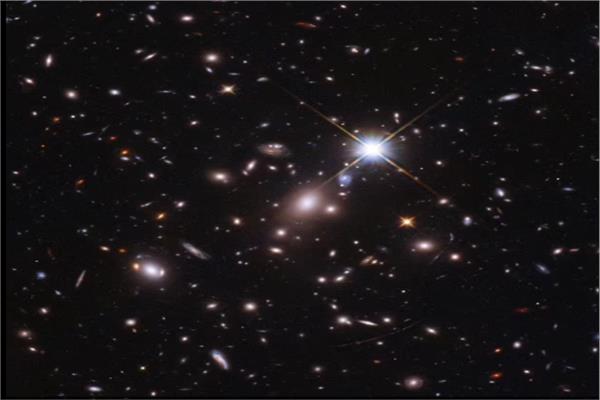 The Hubble telescope detects the oldest bright star 12.9 billion years ago