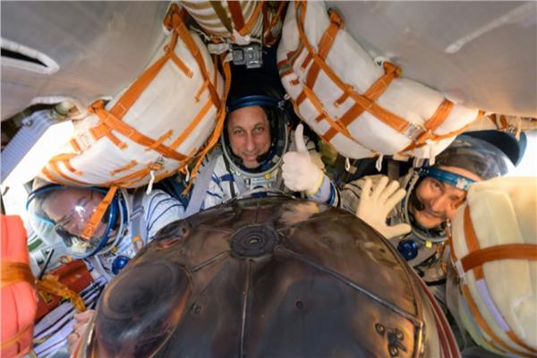 رائد الفضاء الأمريكي والرائدان الروسيان في كبسولة الفضاء