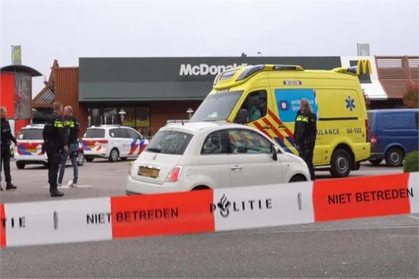 الشرطة الهولندية أمام فرع ماكدونالدز 