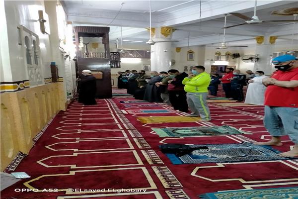 المساجد تستقبل ضيوف الرحمن في أول صلاة تراويح  من رمضان  