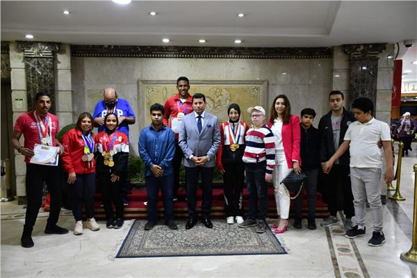 أشرف صبحي يلتقي مجموعة من الأبطال الرياضيين من ذوي القدرات والهمم