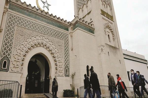 مسلمون يؤدون الصلاة فى مسجد باريس