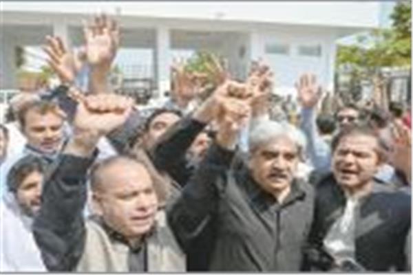 مظاهرة لأنصار خان قرب البرلمان