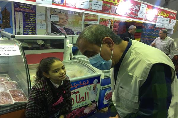 محافظ الإسماعيلية أثناء تفقده معرض أهلا رمضان للتأكد من ثبات أسعار السلع الغذائية 