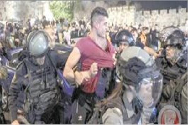 قوات الاحتلال تعتقل أحد الفلسطينيين 