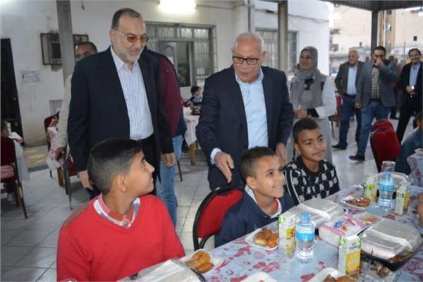 محافظ بورسعيد يشارك أطفال دور الأيتام 