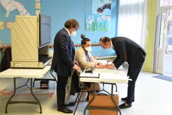 رئيس وزراء فرنسا السابق يدلي بصوته في لوهافر