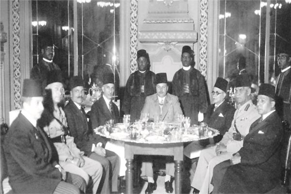 الملك فاروق متوسطا عدداً من الوزراء قبيل تناول الإفطار فى رمضان