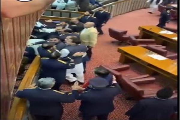 اشتباك بالأيدي وشجار داخل برلمان باكستان