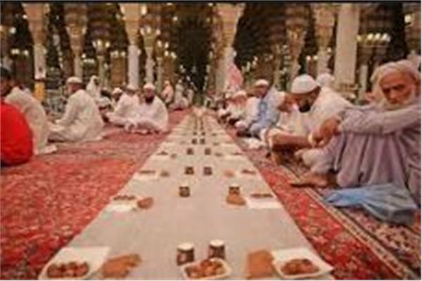 المسلمون في رمضان | إفطار كبار السن بالمساجد فى لؤلؤة أفريقيا