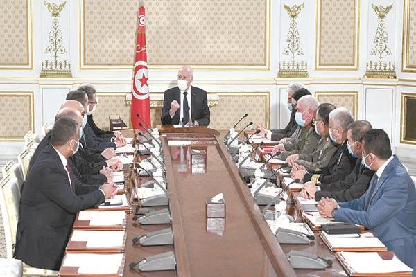 الرئيس قيس سعيد أثناء اجتماعه مع مجلس الأمن القومى التونسى الأسبوع الماضى