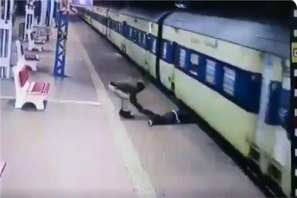  سقط أسفل القطار فانقذه  القدر  من الموت