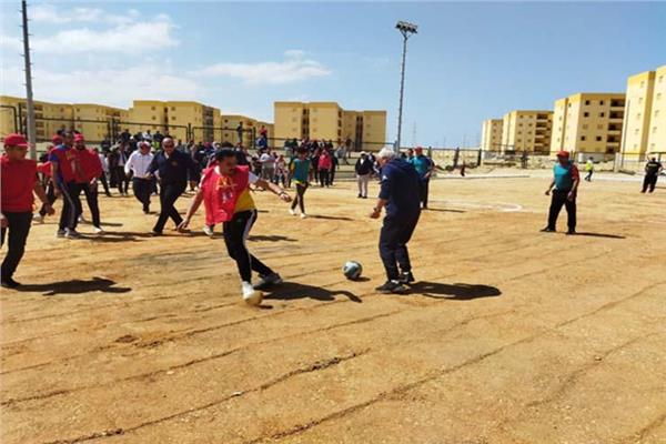 محافظ بورسعيد يشارك الشباب  مباراة كرة قدم