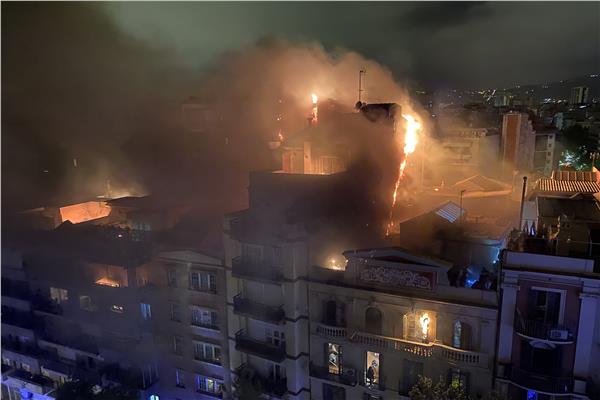 حريق ضخم في أحد المباني السكنية ببرشلونة طال طوابق أخرى في مبان مجاورة