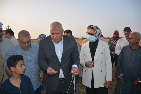 اللواء محمد الزملوط محافظ الوادي الجديد يتابع حصاد القمح