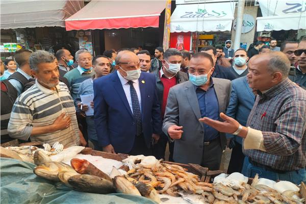  محافظ الإسكندرية يتابع توافر السلع الغذائية بأسواق المدينة
