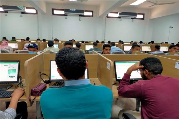 14252 طالب وطالبة يؤدون الإختبارات الإلكترونية لـ68 مقرر دراسى بجامعة القناة 