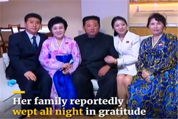 المذيعة ري تشون هي وعائلتها مع الزعيم الكوري الشمالي
