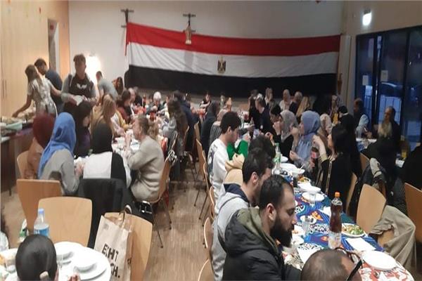 المصريين يجمعون العرب على مائدة الإفطار في المانيا   