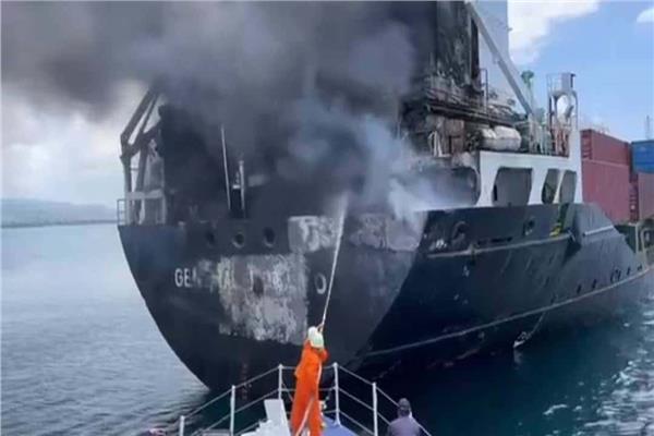 حريق بسفينة شحن في الفلبين
