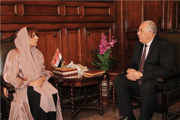 السيد القصير وزير الزراعة خلال حواره مع السفيرة مريم الكعبي