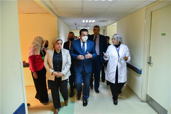 عبدالغفار خلال تفقده مستشفى أورام دار السلام 