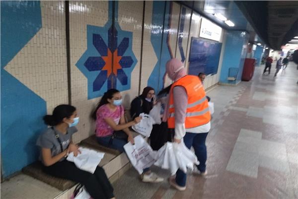 الانتهاء من توزيع 100 ألف وجبة إفطار في مترو الأنفاق