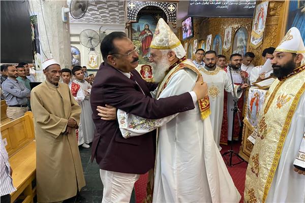 رئيس مدينة سفاجا يهنئ الأقباط بعيد القيامة المجيد  ويشهد القداس في كنيسة ابوسيفين