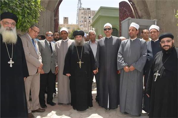 نائب رئيس جامعة الأزهريهنئ الإخوة المسيحيين  بعيد القيامة 